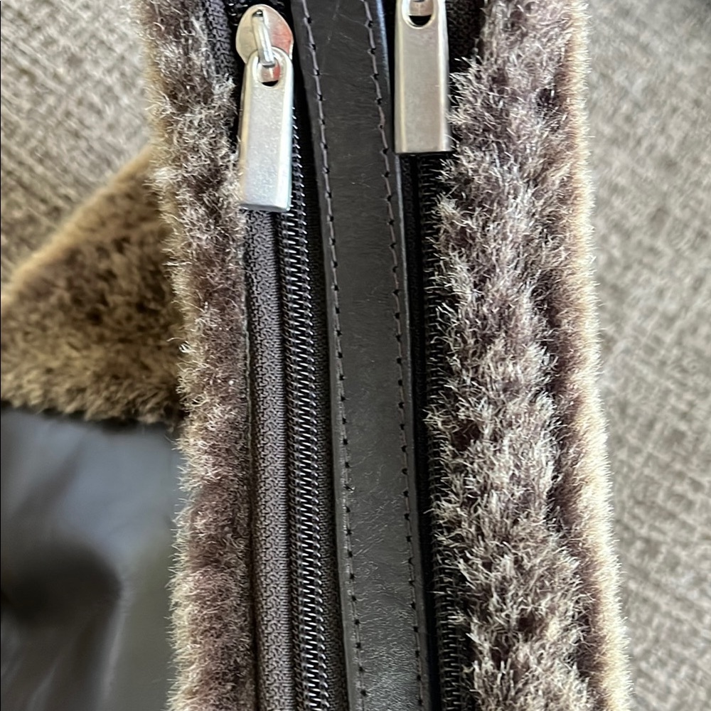 Overland Shoulder Bag - Picture 3 of 10
